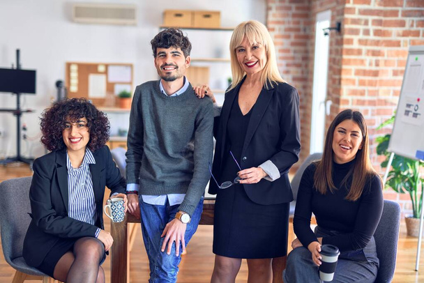 Grupo de empresários sorrindo feliz e confiante. Posando junto com sorriso no rosto olhando para a câmera no escritório - Foto, Imagem