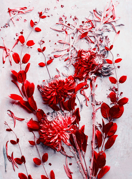 Κόκκινα λουλούδια και φύλλα σύνθεση σε πολλά είδη λουλουδιών σε ανοιχτό γκρι φόντο, πάνω όψη, επίπεδη lay - Φωτογραφία, εικόνα