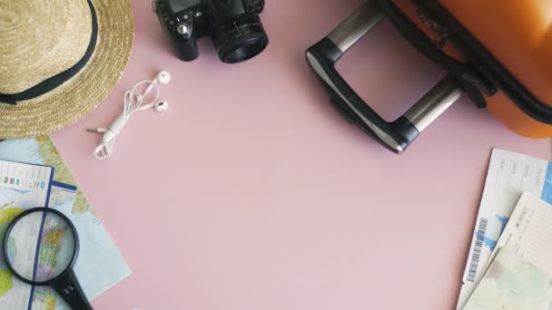 Top näkymä kädet makaa vaaleanpunainen työpöytä sana JOURNEY
 - Materiaali, video