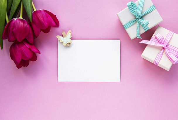 Schöne Tulpen Strauß und Geschenk-Boxen auf einem rosa Pastell Hintergrund - Foto, Bild