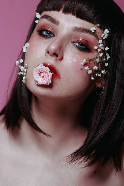 Közelkép stúdió szépség portré fiatal gyönyörű nő friss, sima, hibátlan bőr, meztelen smink virág rózsaszín háttér. Divatfotó - Fotó, kép