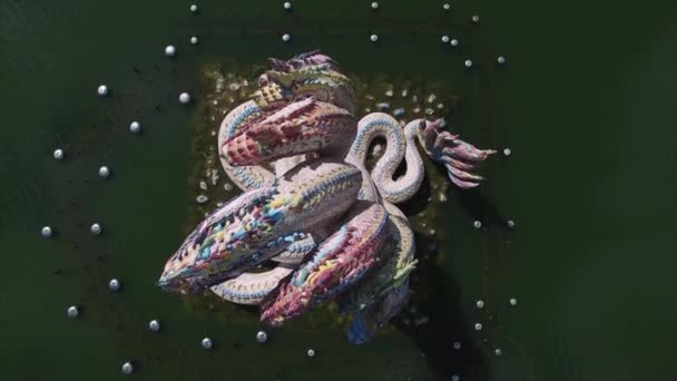 Schlangen Statue Drachen über Kopf teilweise stationär - Filmmaterial, Video
