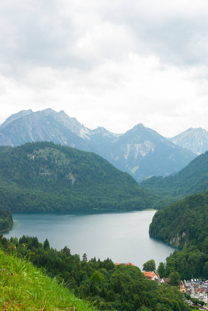 selectieve focus, een Alpenblauw meer op de grens met Duitsland met bergen - Foto, afbeelding