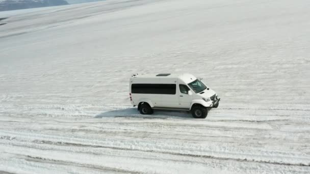 Ilmakuva Islannissa jäätiköllä ajavista autoista
 - Materiaali, video