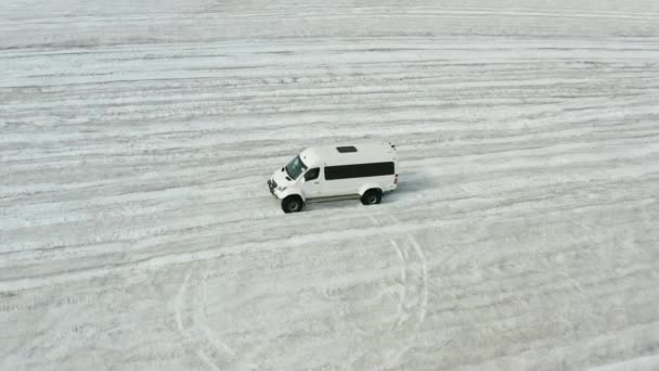 Εναέρια πλάνα από αυτοκίνητα που οδηγούν στον παγετώνα στην Ισλανδία - Πλάνα, βίντεο