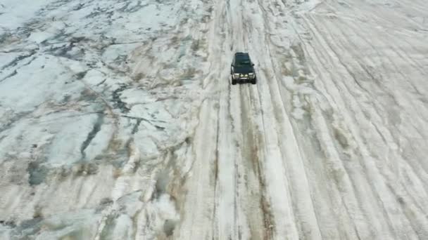 Съемка с воздуха автомобилей, движущихся по леднику в Исландии
 - Кадры, видео