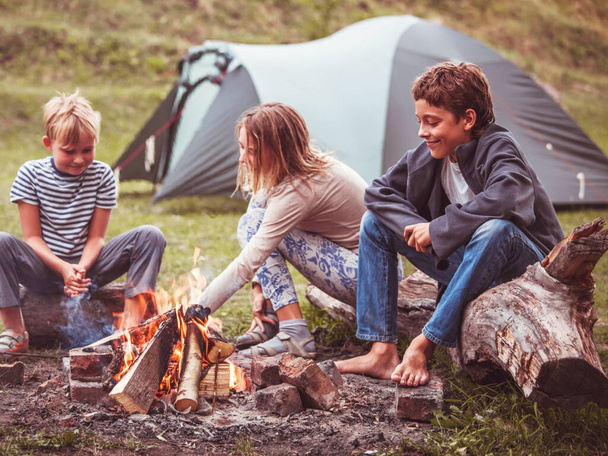 Children in the camp by the fire - Foto, Imagen