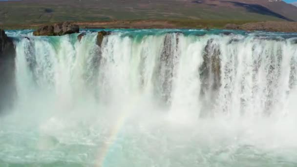 Flug über den Godafoss-Wasserfall mit Regenbogen - Filmmaterial, Video
