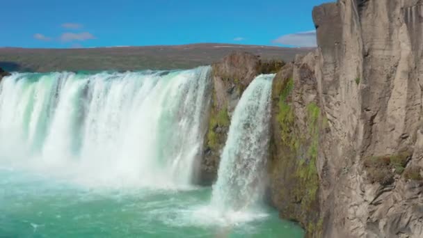 Luftflug über den Godafoss-Wasserfall mit Regenbogen - Filmmaterial, Video