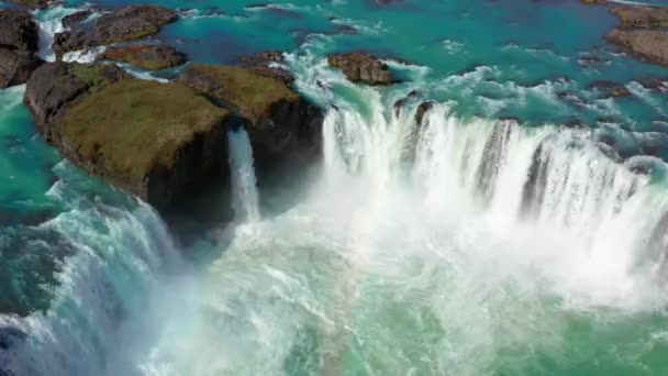 Letecký let nad vodopádem Godafoss s duhou - Záběry, video