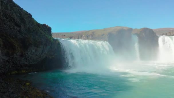 Flug aus der Luft über den Godafoss Wasserfall - Filmmaterial, Video