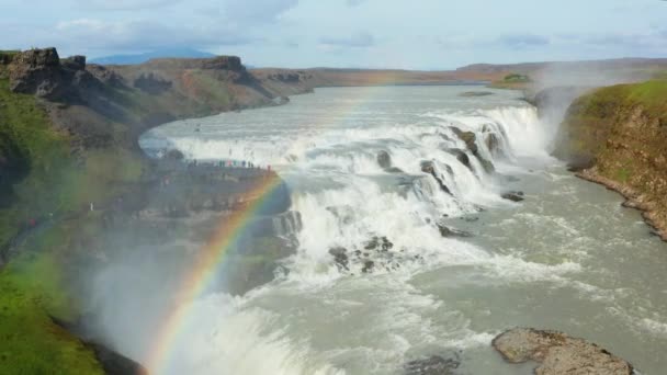 Spektakularny i monumentalny wodospad Gullfoss na Islandii z tęczą - Materiał filmowy, wideo