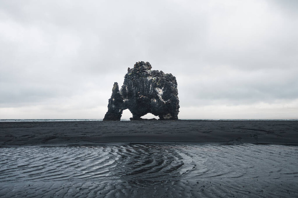 Berühmter Hvitserkur-Felsen in Elefantenform im Norden Islands. - Foto, Bild