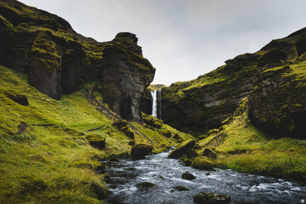 Hermosa cascada Kvernufoss en el sur de Islandia
. - Foto, Imagen