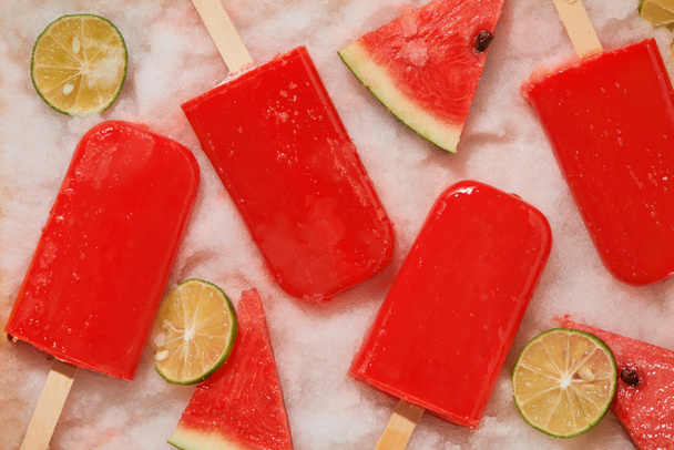 Watermelon popsicles and sliced lemon on ice tray - 写真・画像