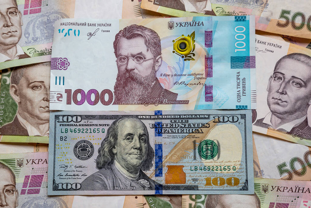 Банкноти України та Сполучених Штатів. Світова криза - Фото, зображення