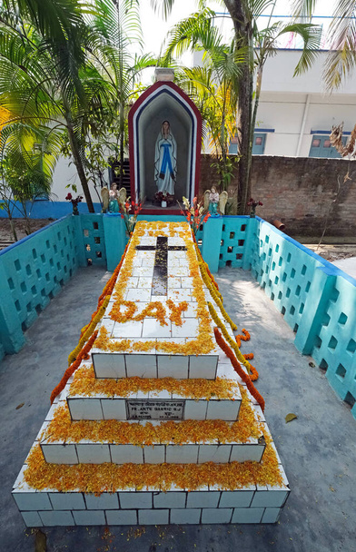 Das Grab des kroatischen Missionars, Jesuitenpater Ante Gabric, anlässlich seines 105. Geburtstages in Kumrokhali, Westbengalen, Indien - Foto, Bild