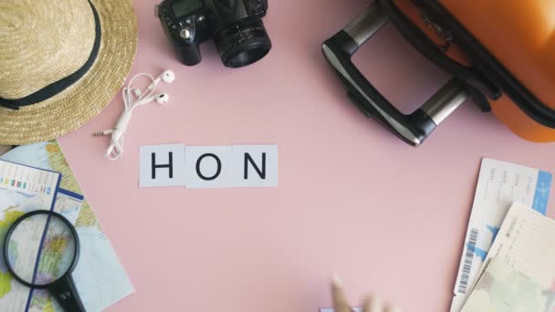 Top view handen leggen op roze bureau woord HONG KONG - Video