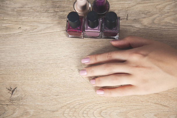 woman hand with color nail polish on desk - Fotografie, Obrázek