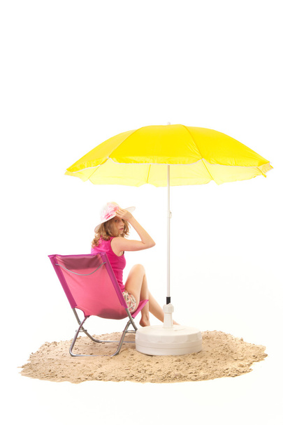 spokojnej plaży z kobietą w fotelu - Zdjęcie, obraz