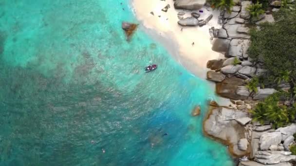 Coco Adası La Digue Seyşeller, yukarıdan kumsalda çift görüntüsü, yukarıdan insansız hava aracı manzarası Seychelles Coco Adası La Digue plajında. - Video, Çekim