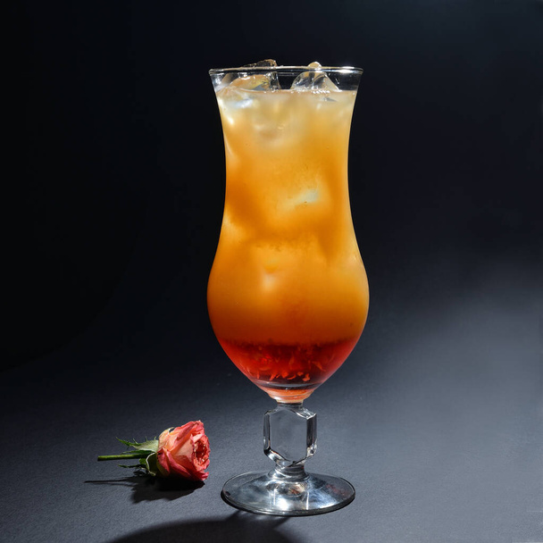 Alkoholischer Cocktail für eine Bar - Foto, Bild