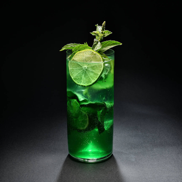 Alkoholischer Cocktail für eine Bar - Foto, Bild