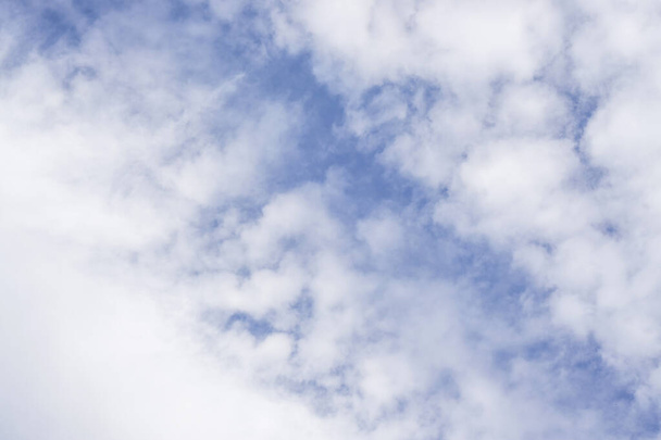 Felfelé néző gyönyörű fehér bolyhos felhők élénk kék ég - Fotó, kép