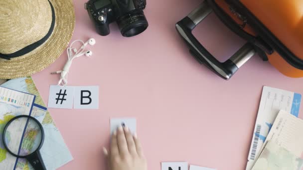 Top näkymä kädet makaa vaaleanpunainen työpöytä sana BANGKOK
 - Materiaali, video