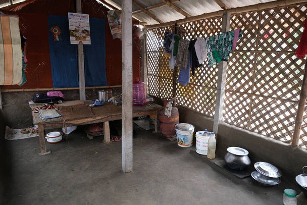 Kuchnia domu plemiennego w wiosce Kumrokhali, Zachodni Bengal, Indie - Zdjęcie, obraz