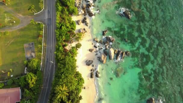 Mahe Seychellen, Drohnenblick auf den Strand von oben, Drohnenblick von oben auf den Strand der Seychellen  - Filmmaterial, Video