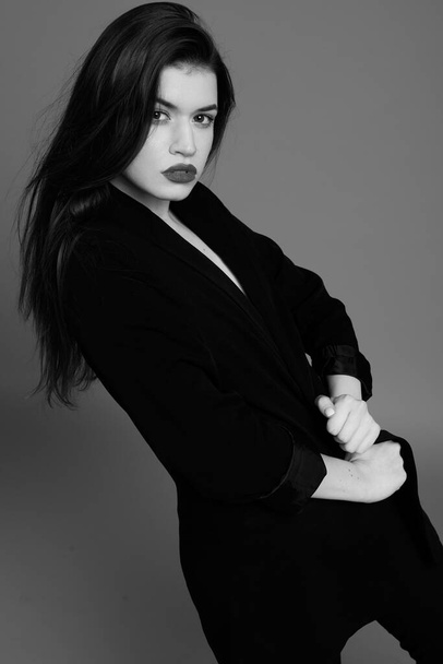 menina vestindo gola alta preta em cabelos longos, preto e branco sessão de estúdio de alta moda
 - Foto, Imagem
