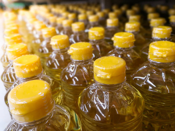 wiele butelek w rzędzie stos oleju roślinnego na półkach w materiale supermarket do wytwarzania zdrowej żywności dla dobrego healt - Zdjęcie, obraz