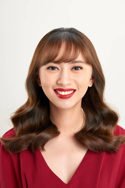 Nuori kaunis aasialainen nainen hymiö kasvot ja punaiset huulet - Valokuva, kuva