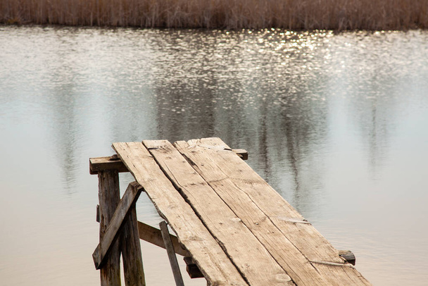 Puente de madera en el lago, lugar de pesca
 - Foto, imagen