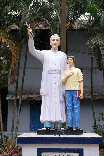 Denkmal für den kroatischen Jesuitenmissionar Ante Gabric vor der katholischen Kirche in Kumrokhali, Westbengalen, Indien - Foto, Bild