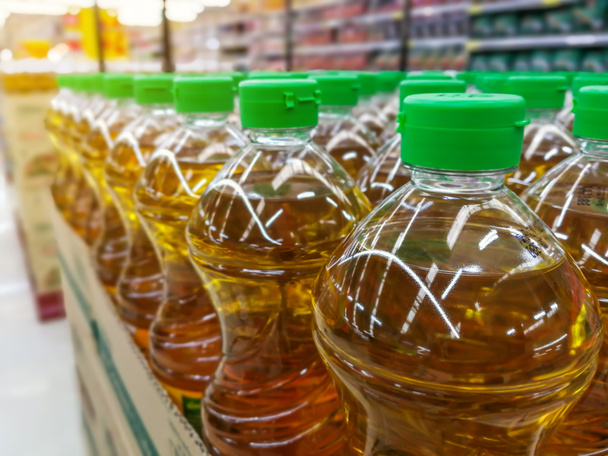 muchas botellas en la pila de la fila del aceite vegetal en los estantes en material del supermercado para hacer la comida sana para una buena salud
 - Foto, Imagen