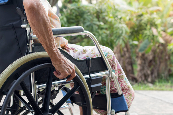 Asiático sênior ou idoso idosa senhora paciente na cadeira de rodas na casa da frente, saudável forte médico presunção
 - Foto, Imagem