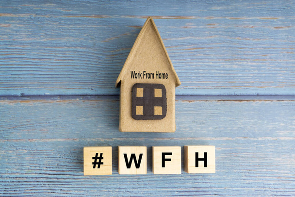 Concept beeld een houten blok en woord - # WFH (WORK FROM HOME) op houten ondergrond - Foto, afbeelding