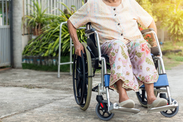 Asiatische Seniorin oder ältere Dame Patientin im Rollstuhl vor dem Haus, gesunde starke medizinische Konzeption - Foto, Bild