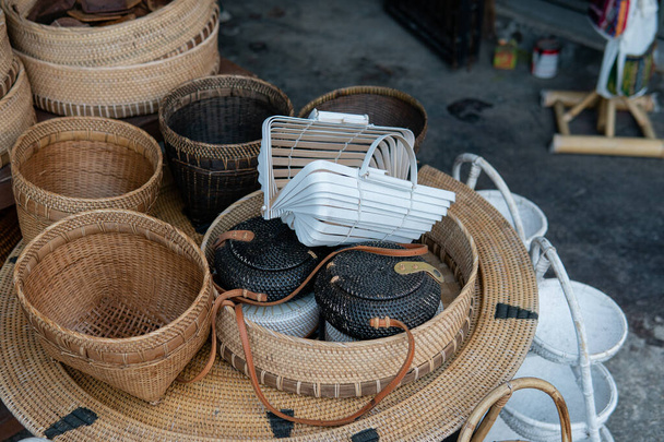 tradiční balijské turistické tašky. Klasické balijské ratanské kabelky - Fotografie, Obrázek