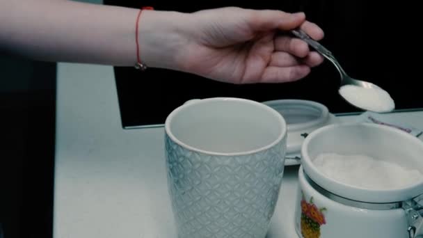Mädchen gießt Zucker in ein Glas - Filmmaterial, Video