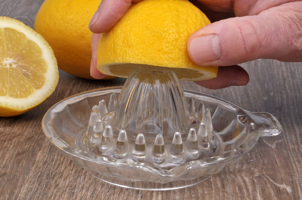 Exprimidor de cítricos para hacer jugo de limón casero de cerca
  - Foto, imagen