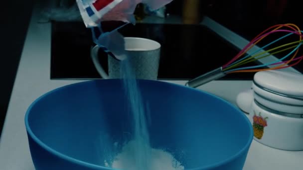 Dziewczyna wlewa mąkę do miski - Materiał filmowy, wideo