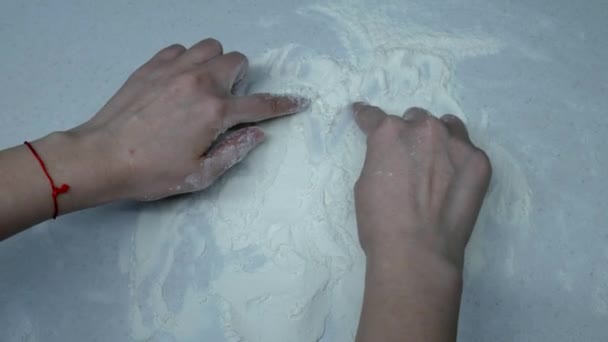 Dziewczyna robi serce z mąki - Materiał filmowy, wideo