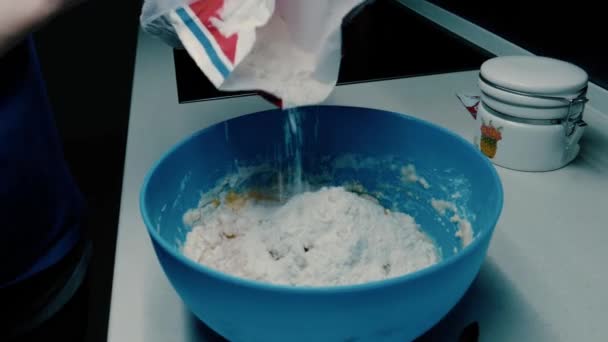 Dziewczyna wlewa mąkę do miski - Materiał filmowy, wideo