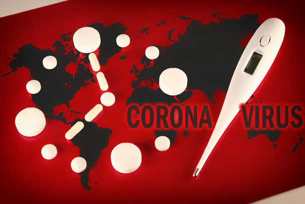 Dünya haritası Coronavirus Covid-19, Covid-19, Covid 19 haritası olan ülkeler. Coronavirus hastalığı 2019 durum güncellemesi dünya çapında yayıldı. Kum saati ile beyaz tabletlerden yapılmış saat, kırmızı üzerine termometre. - Fotoğraf, Görsel