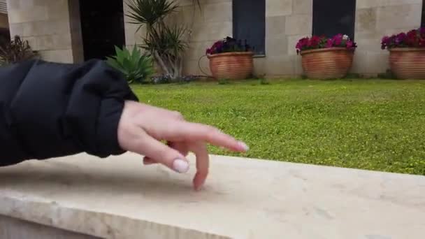 Image recadrée de la femme montrant un geste avec deux doigts vers le bas
 - Séquence, vidéo