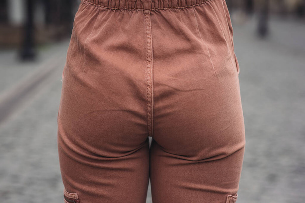 θηλυπρεπής λεία σε παντελόνι - Φωτογραφία, εικόνα