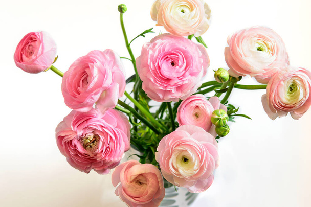 ピンクの背景に柔らかいランヌクラスやバターカップの花束は、テキストのための白いスペースを額装。母の日、女性の日、バレンタインデーやイースターと素敵なグリーティングカード.  - 写真・画像